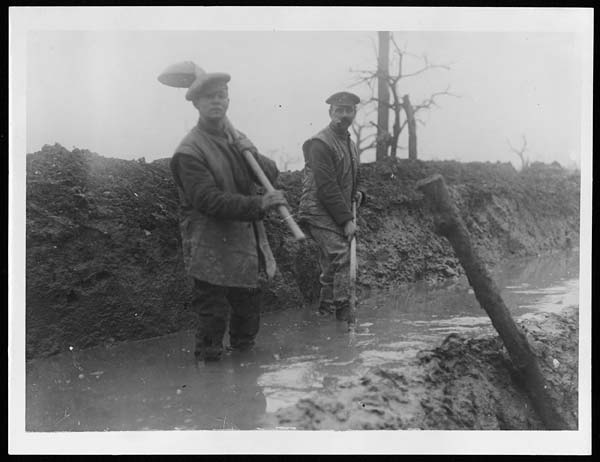 (80) X.32068 - Clearing away mud on the Somme