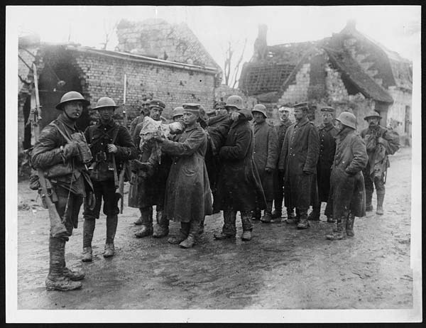 (28) X.33091 - German prisoners, some of whom are carrying wounded comrade