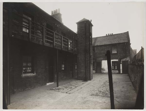 (7) Back view of one storey building