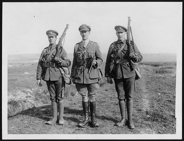 (137) X.34061 - Officer, a sergeant and a private soldier of the Northumberland Fusiliers