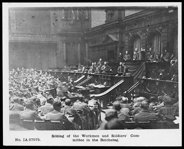 (39) X.36021 - Sitting  of the Workmen and Soldiers' Committee in the Reichstag