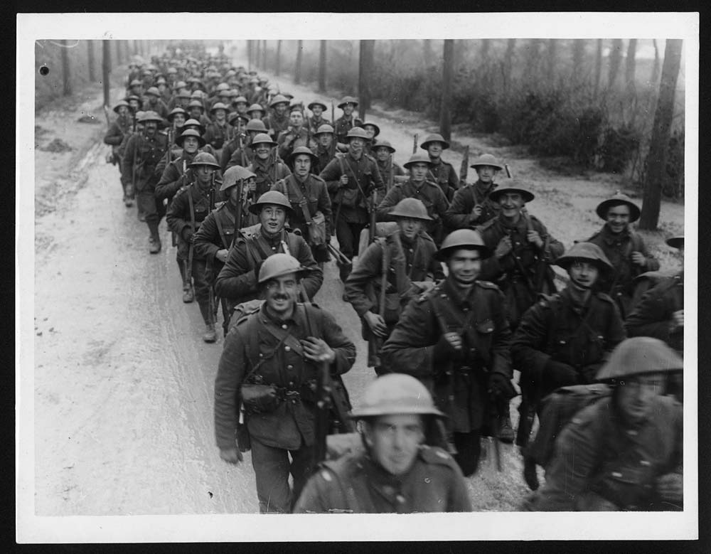 (35) C.1121 - London battalion marching up to the trenches ...