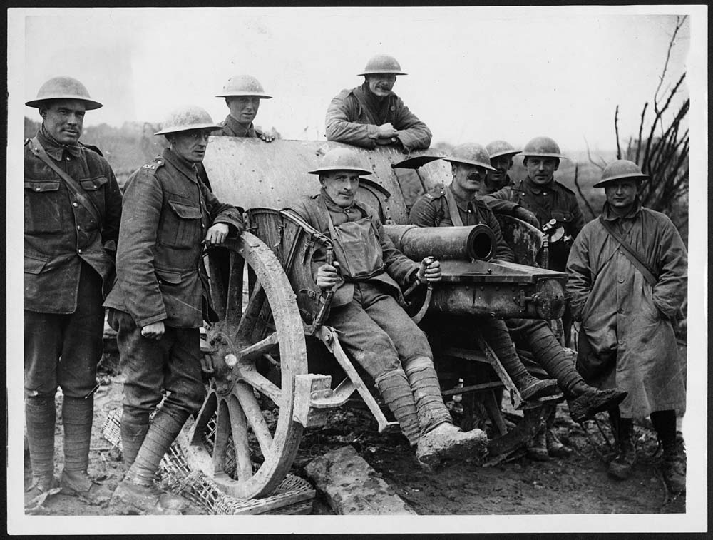 (85) D.1241 - Some gunners and a captured Boche gun - Photographers ...