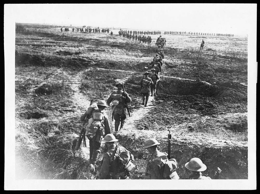 (11) L.1159 - Troops going forward in file in the Cambrai advance ...