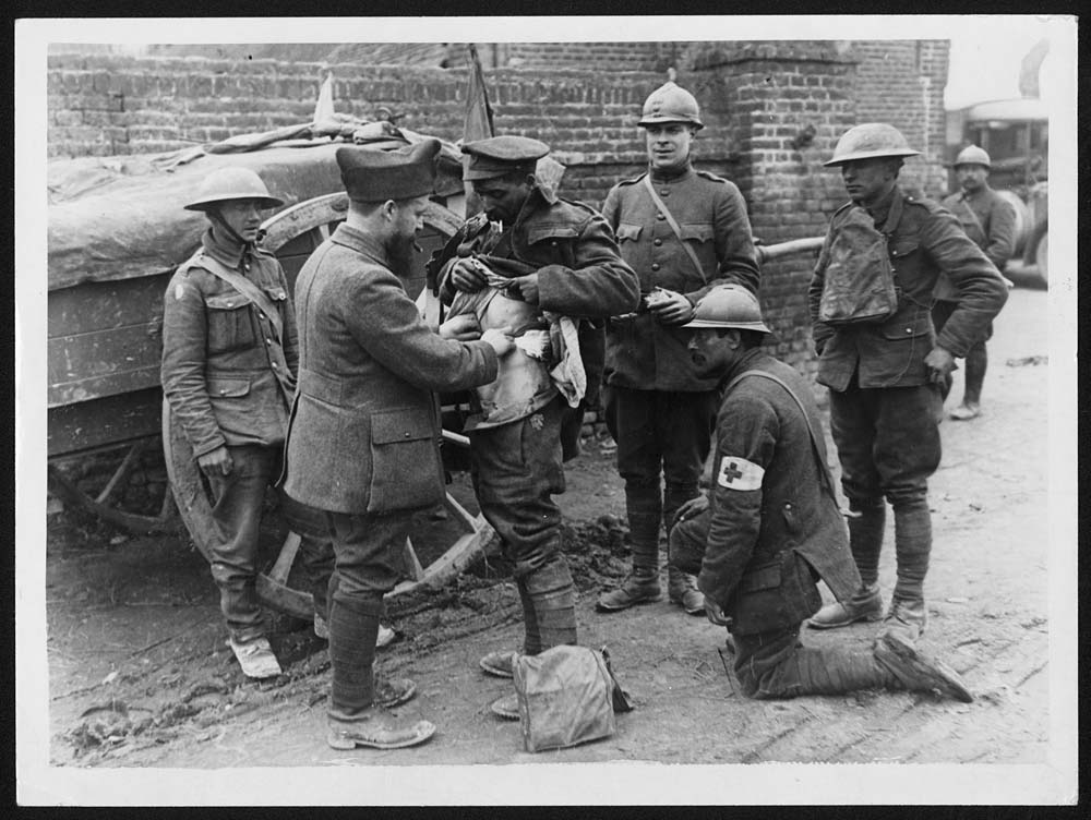 (1) N.372 - French doctor attending to a wounded British Tommy ...